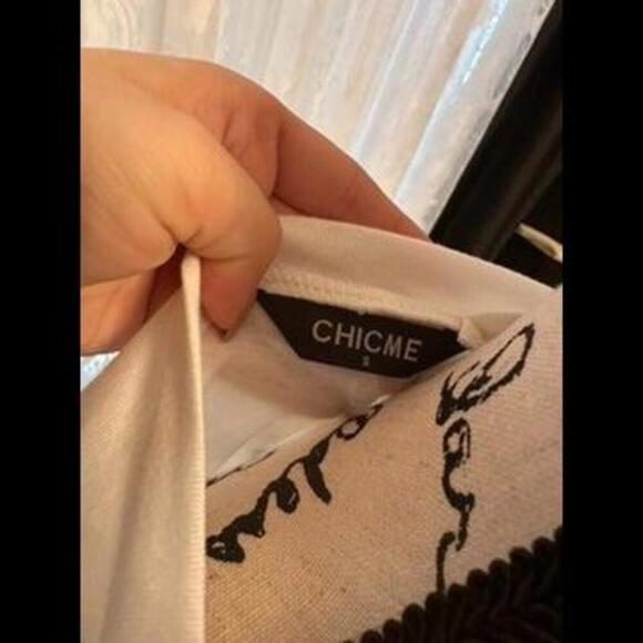 Chic Minimalist Face Line Art T-Shirt - Picture 3 of 3